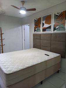 Posto letto in camera con ventilatore a soffitto. di Casa de campo tranquila a São Bento