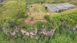 una vista aérea de una isla de roca con jardín en ศรีวิภา​ฮิลล์​แคมป์ปิ้ง, en Ban Thung Samo