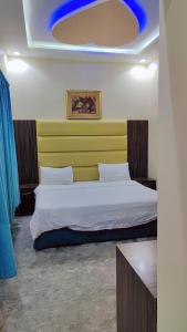 a bedroom with a large bed with a blue ceiling at شاليهات ستي لاند in Taif