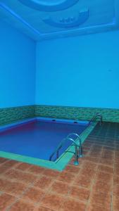 an empty swimming pool with blue lights in a room at شاليهات ستي لاند in Taif