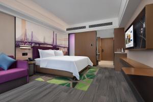 TV a/nebo společenská místnost v ubytování Hampton by Hilton Guangzhou Luoxi