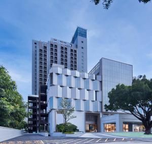 une décoration d'un grand bâtiment blanc dans l'établissement Hampton by Hilton Guangzhou Luoxi, à Canton