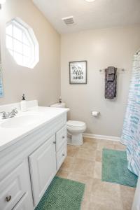 Un baño con lavabo blanco y inodoro. en LUX - Downtown Oasis - Pool Table! Free Parking!, en Lexington 38 fotos más