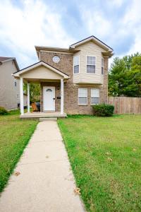 una casa con una acera frente a un patio en LUX - Downtown Oasis - Pool Table! Free Parking!, en Lexington