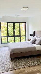 En eller flere senge i et værelse på Modern Furnished Apartment in Heart of Quincy