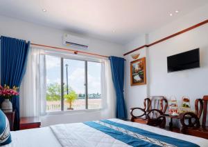 美湫的住宿－CHUONG DUONG HOTEL，一间卧室设有一张床和一个大窗户