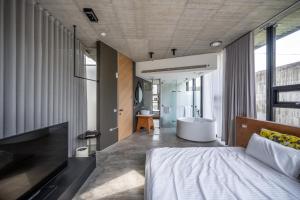 1 dormitorio con cama, bañera y lavamanos en 宜蘭可以包棟別墅 l 寵物友善 l 烤肉 en Dongshan