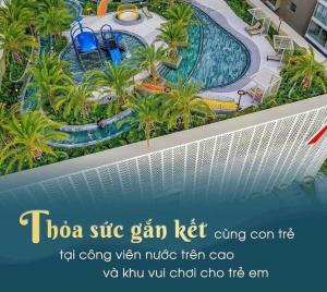 una foto de una piscina en un complejo en Homestay the Sóng en Vung Tau