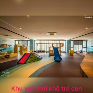 una sala giochi per bambini con scivolo e parco giochi di Homestay the Sóng a Vung Tau