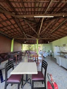 - une salle à manger avec une table et des chaises dans l'établissement Pousada Dos Ypês, à Artur Nogueira