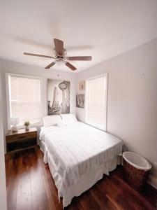 um quarto com uma cama e uma ventoinha de tecto em Cheerful & Modern Home w/ a Walkout Deck Area em Glenside