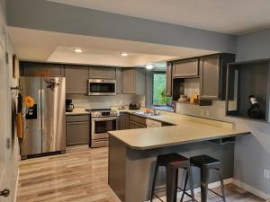 uma cozinha com electrodomésticos de aço inoxidável e um balcão em Moose Valley Inn em Palmer