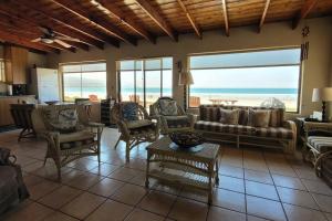una sala de estar con sofá y sillas y el océano en CASA MARBELLA 2BR 1BA Private Beach-Front Home, en Cabo Punta Banda