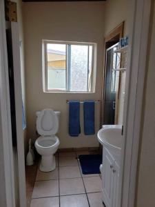 Vannituba majutusasutuses CASA MARBELLA 2BR 1BA Private Beach-Front Home