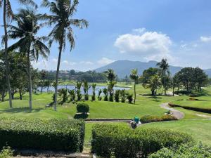 vista su un parco con palme e un lago di golf pool villa close patong and phuket town a Kathu