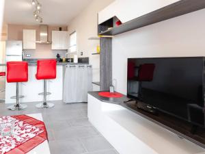 Η κουζίνα ή μικρή κουζίνα στο Appartement T3 climatisé, rénové, 3 étoiles, avec parking privé et proche du port de Gruissan - FR-1-409-164 +4 φωτογραφίες