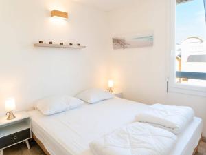 Ένα ή περισσότερα κρεβάτια σε δωμάτιο στο Appartement T3 climatisé, rénové, 3 étoiles, avec parking privé et proche du port de Gruissan - FR-1-409-164