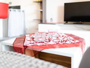 Μια τηλεόραση ή/και κέντρο ψυχαγωγίας στο Appartement T3 climatisé, rénové, 3 étoiles, avec parking privé et proche du port de Gruissan - FR-1-409-164