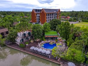 an aerial view of a resort with a swimming pool at DAMNERNPAWA in Bang Khon Thi