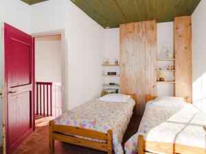 1 Schlafzimmer mit 2 Betten und einer roten Tür in der Unterkunft Villa Narbonne-Narbonne Plage-Narbonne Plage, 3 pièces, 4 personnes - FR-1-409-178 in Narbonne