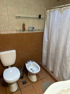 bagno con servizi igienici e lavandino di Casa en el Centro de la Ciudad a Villa Elisa