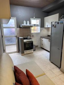 una cucina con frigorifero e piano cottura forno superiore di Casa en el Centro de la Ciudad a Villa Elisa