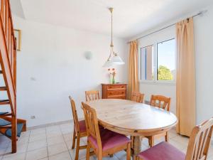 una sala da pranzo con tavolo e sedie in legno di Pavillon Confortable avec Piscine, Terrasse et Parking Privé - FR-1-409-220 a Fleury Altre 8 foto