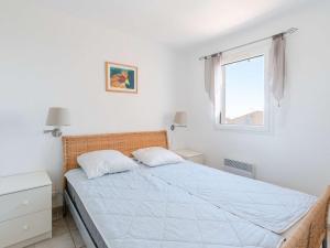una camera da letto bianca con un letto e una finestra di Pavillon Confortable avec Piscine, Terrasse et Parking Privé - FR-1-409-220 a Fleury