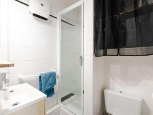 uma casa de banho com um chuveiro, um WC e um lavatório. em Appartement Narbonne, 2 pièces, 6 personnes - FR-1-409-243 em Narbona