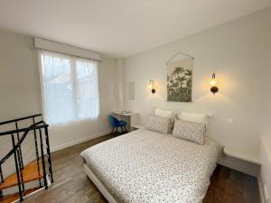 een witte slaapkamer met een bed en een raam bij Gîte Tours, 2 pièces, 2 personnes - FR-1-381-554 in Tours