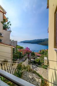 widok na wodę z budynku w obiekcie Apartments with a parking space Rabac, Labin - 19055 w Rabacu
