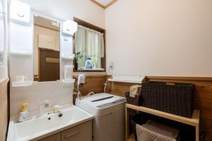 那須町にあるS-villa Nasu 8thのバスルーム(洗面台、トイレ、鏡付)