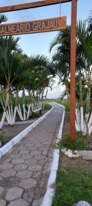 ein Straßenschild mit der Aufschrift Calenderaria Granuviana neben einer Straße in der Unterkunft @casadepraiagrajau in Pontal do Paraná