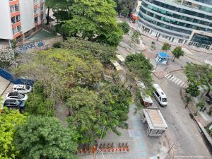 una vista aérea de una calle de la ciudad con un autobús en Apartamento novo no Flamengo, en Río de Janeiro