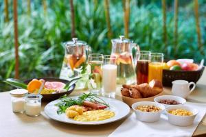 東京的住宿－TOKYO EAST SIDE HOTEL KAIE，餐桌上摆放着早餐食品和饮料
