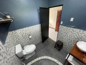 un bagno con un water e un lavandino di POSADA MIRADIA a Matapalo