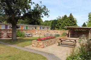 a park with a picnic table and a stone wall at The Great Escape - Pet Friendly - Pets stay FREE in Rye