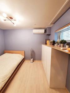 ソウルにあるThe Seoul House YDP - Foreigners Onlyの小さなベッドルーム(ベッド1台、カウンター付)