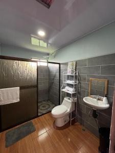 łazienka z toaletą i umywalką w obiekcie Villa Bonita w mieście Tanque