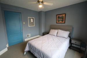 1 dormitorio con 1 cama y ventilador de techo en The Hidden Gem, en Glen Ferris
