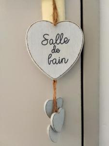 a heart hanging on a door with the words sale be fam at LE VÉTIVER Cosy Appartement proche Aéroport in Sainte-Marie