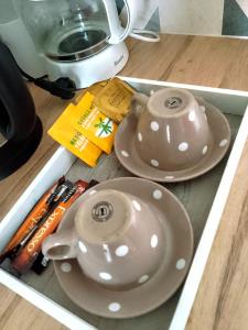 a drawer with two dishes and a tea pot at LE VÉTIVER Cosy Appartement proche Aéroport in Sainte-Marie