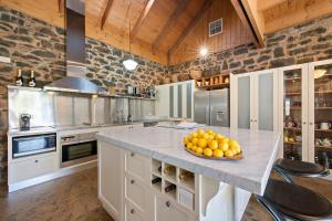 Una cocina o zona de cocina en Orchards at Spring Vale Farm