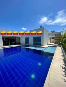 a large swimming pool in front of a building at Casa Piscina Girardot Condominio Campestre in Flandes