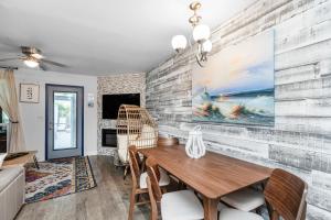 巴拿馬市海灘的住宿－Boho Bungalow，一间带木桌和椅子的用餐室
