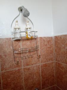 un cabezal de ducha en la pared del baño en Hospedaje La Gloria, en Texcoco de Mora