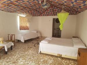 - une chambre avec deux lits et un plafond à caissons dans l'établissement Camping Sitaba Lodge, à Georgetown