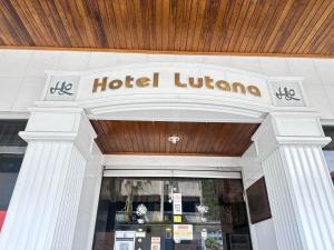 ein Hotelgewerkschaftszeichen auf der Vorderseite eines Gebäudes in der Unterkunft Hotel Lutana in Sandakan