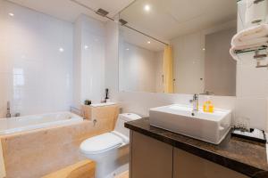 ein Badezimmer mit einem Waschbecken, einem WC und einer Badewanne in der Unterkunft Park view Avalon Apartment District 1 HCM City in Ho-Chi-Minh-Stadt