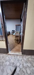 pasillo con mesa y silla en una habitación en Raquel alojamiento en Puerto Iguazú
